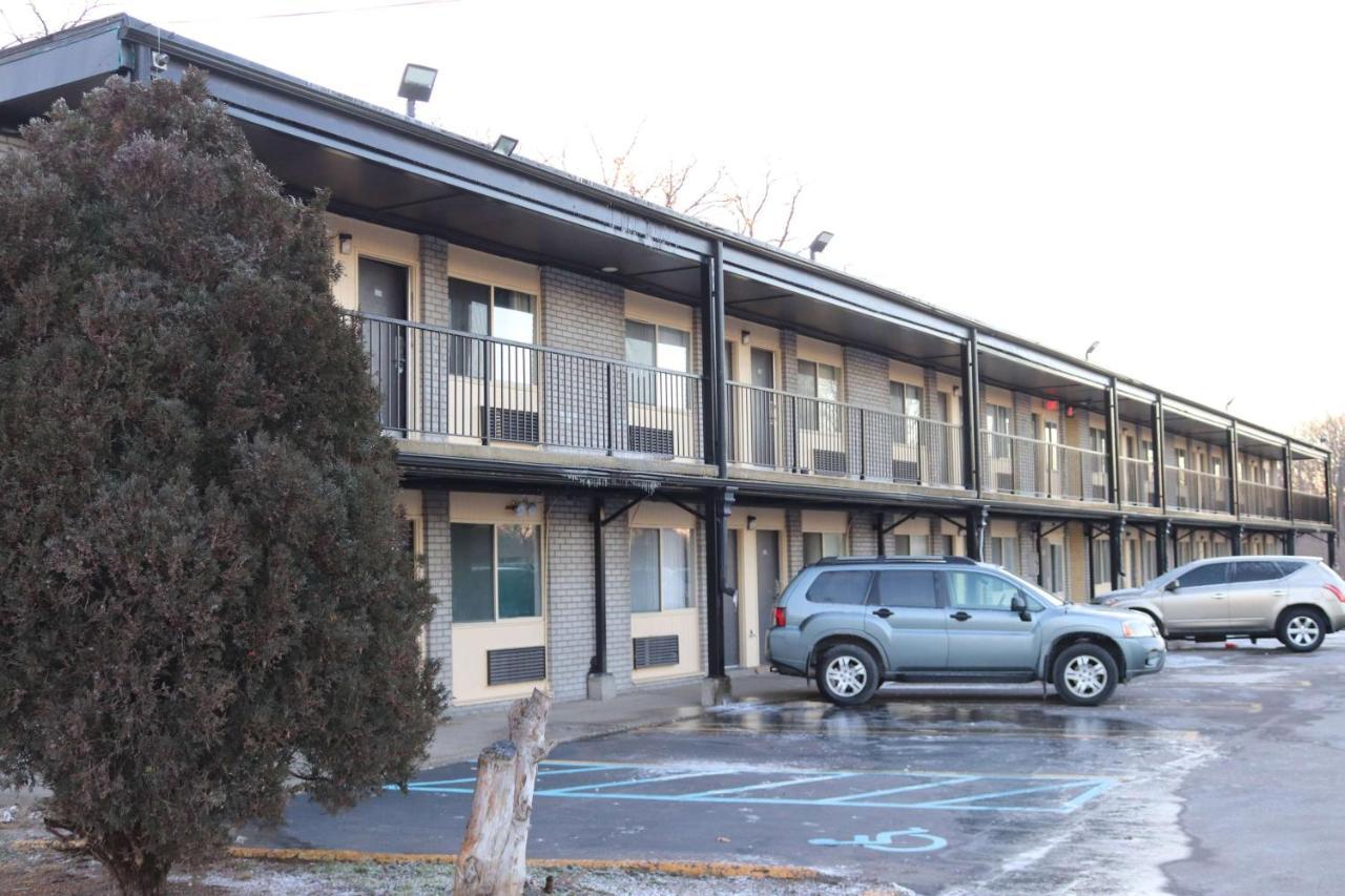 Travelodge By Wyndham Livonia Canton Novi Detroit Area Buitenkant foto