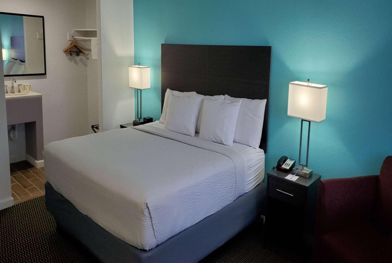 Travelodge By Wyndham Livonia Canton Novi Detroit Area Buitenkant foto